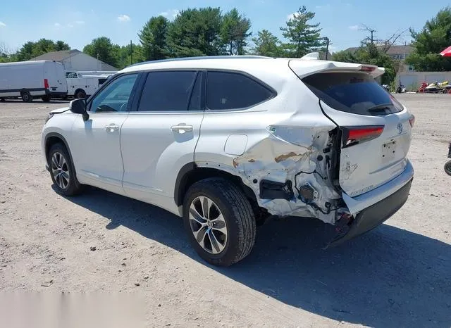 5TDGZRBH7MS138049 2021 2021 Toyota Highlander- Xle 3