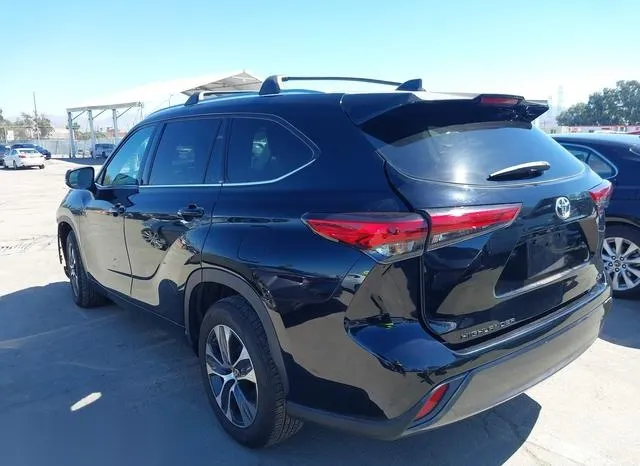 5TDGZRAH2LS028817 2020 2020 Toyota Highlander- Xle 3