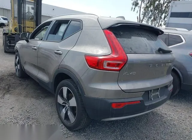 YV4162UK7N2674729 2022 2022 Volvo XC40- T5 Momentum 3