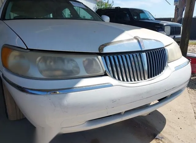 1LNHM82W3YY774727 2000 2000 Lincoln Town Car- Signature 6