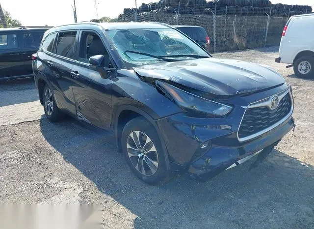 5TDHZRBHXNS579812 2022 2022 Toyota Highlander- Xle 6