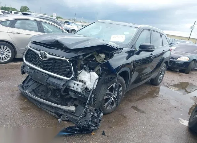 5TDGZRAH8NS540777 2022 2022 Toyota Highlander- Xle 2