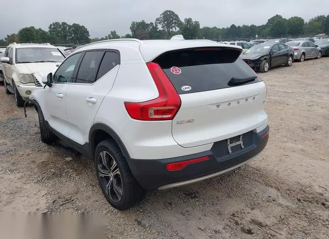 YV4162UL1N2770168 2022 2022 Volvo XC40- T5 Inscription 3