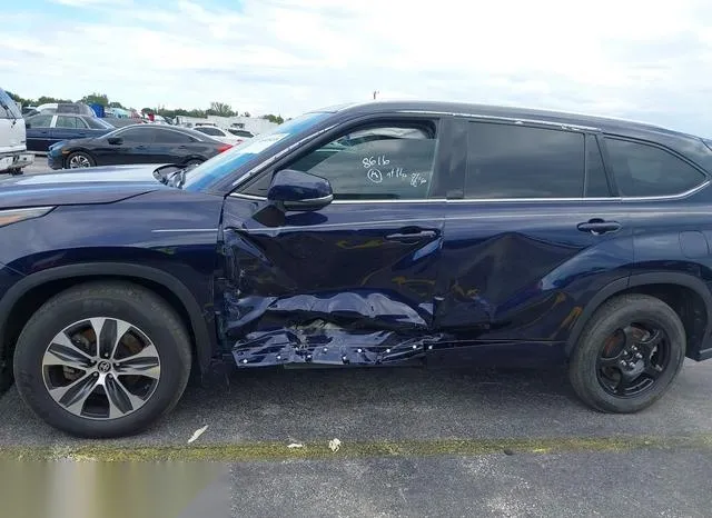 5TDGZRAH8MS058616 2021 2021 Toyota Highlander- Xle 6