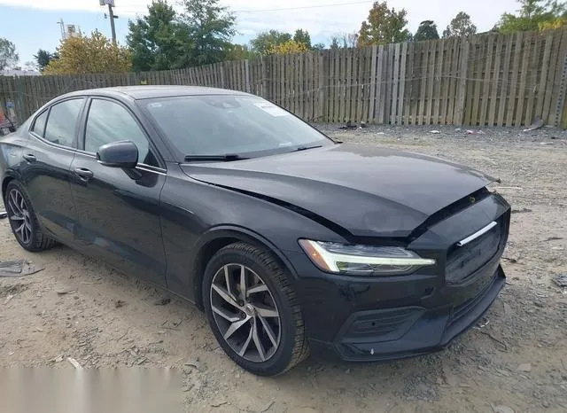 7JRA22TK6KG018330 2019 2019 Volvo S60- T6 Momentum 1