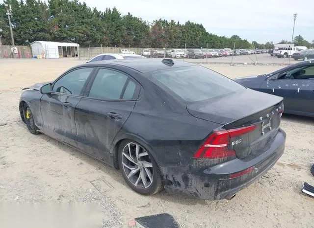 7JRA22TK6KG018330 2019 2019 Volvo S60- T6 Momentum 3