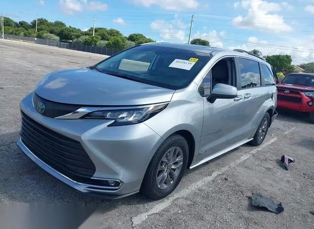 5TDJRKEC9MS027015 2021 2021 Toyota Sienna- Xle 2