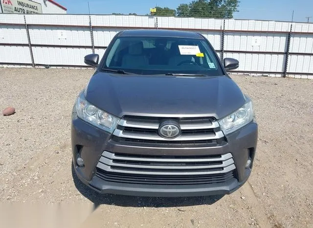 5TDZZRFH4HS206011 2017 2017 Toyota Highlander- Le Plus 6