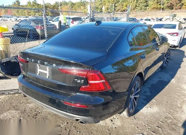 7JRA22TK3MG096812 2021 2021 Volvo S60- T6 Momentum 4