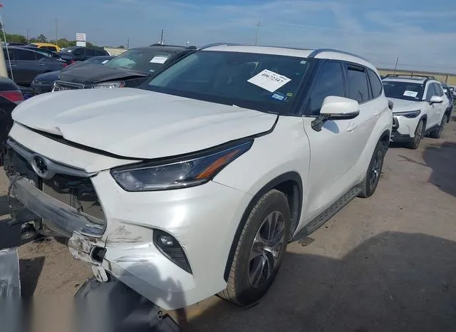 5TDGZRAHXMS074395 2021 2021 Toyota Highlander- Xle 2