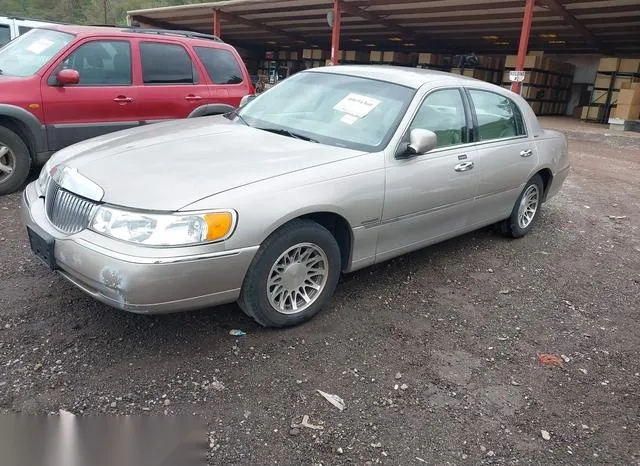 1LNHM82WXYY861055 2000 2000 Lincoln Town Car- Signature 2