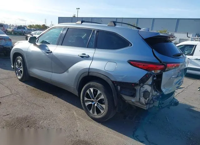 5TDHZRBH6MS095313 2021 2021 Toyota Highlander- Xle 3