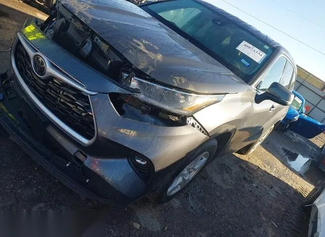 5TDZZRAHXMS517086 2021 2021 Toyota Highlander- LE 2