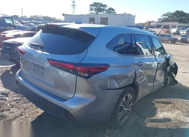 5TDHZRAH9MS075610 2021 2021 Toyota Highlander- Xle 4