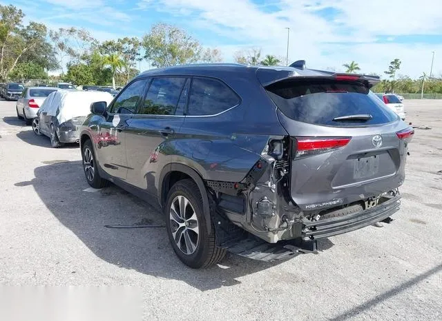 5TDGZRAH5MS045063 2021 2021 Toyota Highlander- Xle 3