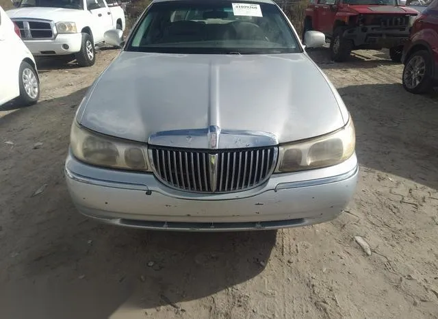 1LNHM81W5YY880355 2000 2000 Lincoln Town Car- Executive 6