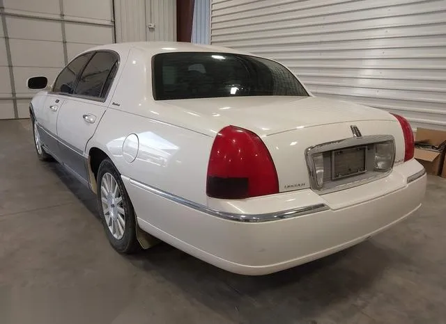 1LNHM81W83Y643285 2003 2003 Lincoln Town Car- Executive 3