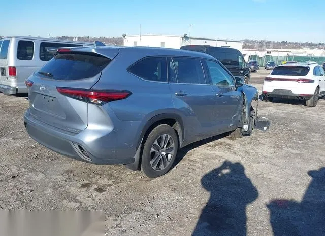 5TDGZRBH9MS113878 2021 2021 Toyota Highlander- Xle 4