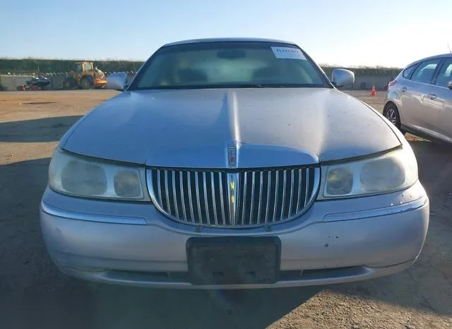 1LNHM81WX1Y722244 2001 2001 Lincoln Town Car- Executive 6