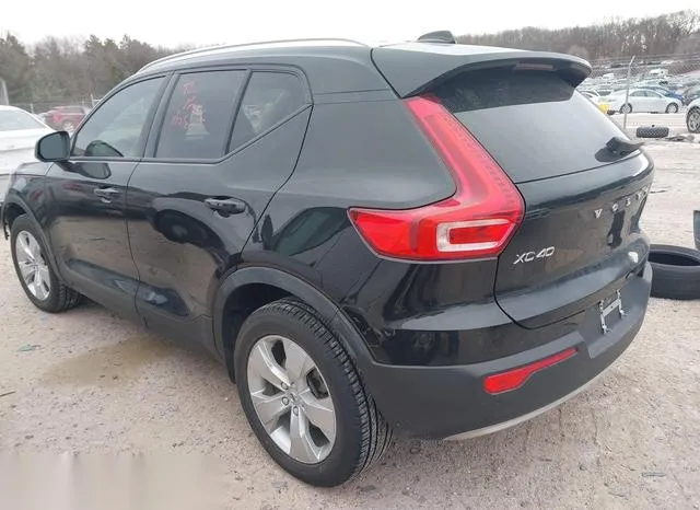 YV4162UK6N2763529 2022 2022 Volvo XC40- T5 Momentum 3