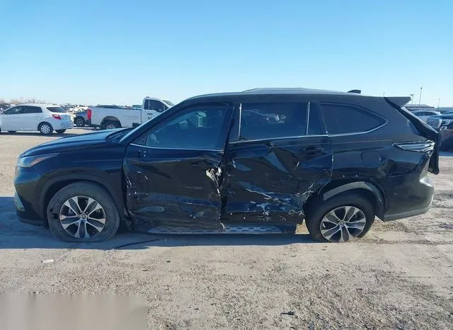 5TDGZRAH9NS548886 2022 2022 Toyota Highlander- Xle 9