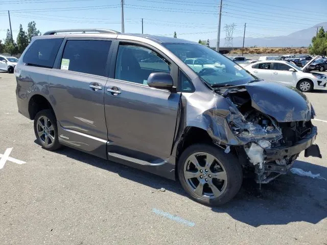 5TDXZ3DC3JS916129 2018 2018 Toyota Sienna- SE 4