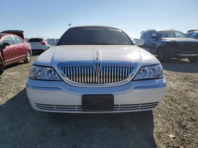 1L1FM81W34Y628395 2004 2004 Lincoln Town Car- Executive 5