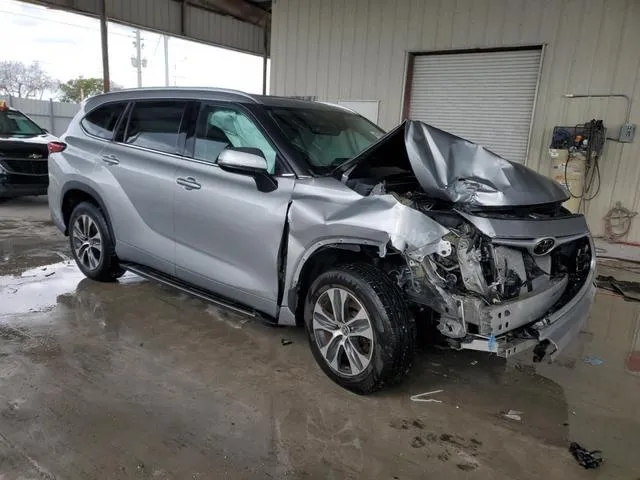 5TDGZRAH9NS107159 2022 2022 Toyota Highlander- Xle 4