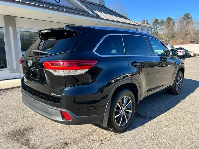 5TDJZRFH6JS852458 2018 2018 Toyota Highlander- SE 4