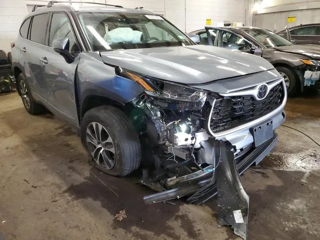 5TDGZRBH8NS200785 2022 2022 Toyota Highlander- Xle 4