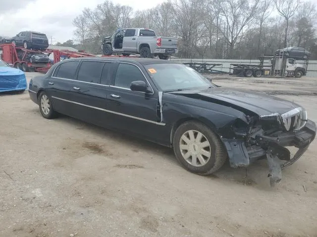 1L1FM81W43Y635225 2003 2003 Lincoln Town Car- Executive 4