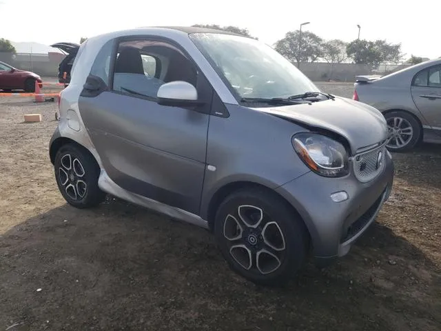 WMEFJ9BA3JK323113 2018 2018 Smart Fortwo 4