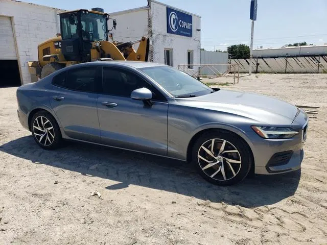 7JRA22TK5KG015693 2019 2019 Volvo S60- T6 Momentum 4