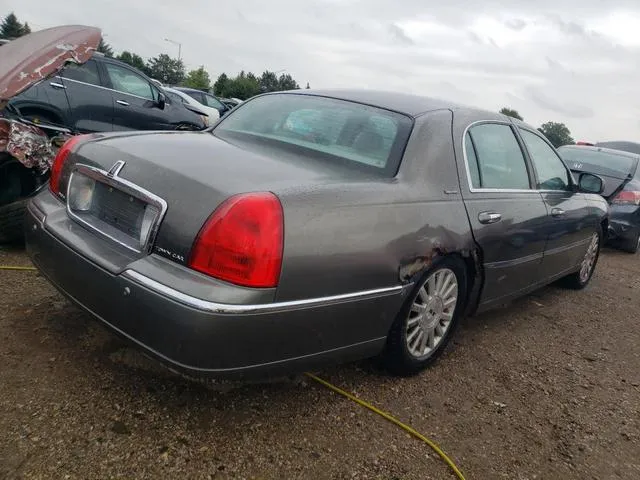 1LNHM81W54Y606258 2004 2004 Lincoln Town Car- Executive 3