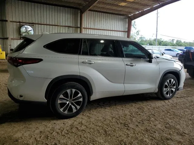 5TDGZRAHXNS093756 2022 2022 Toyota Highlander- Xle 3