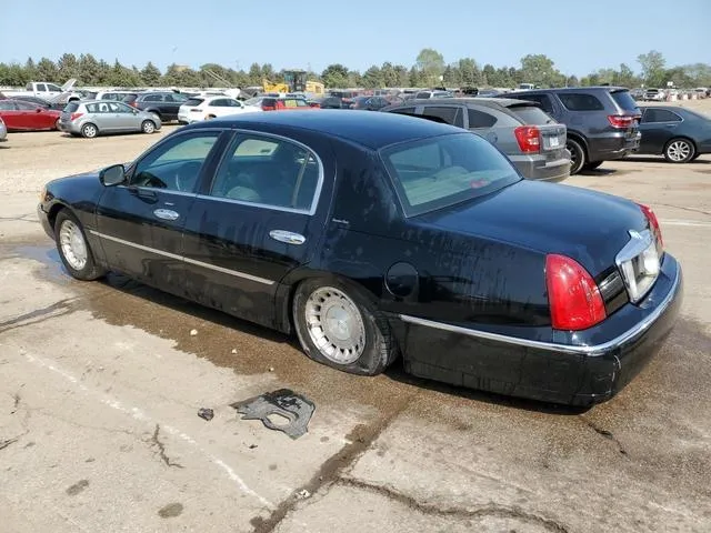 1LNHM81W5YY939078 2000 2000 Lincoln Town Car- Executive 2