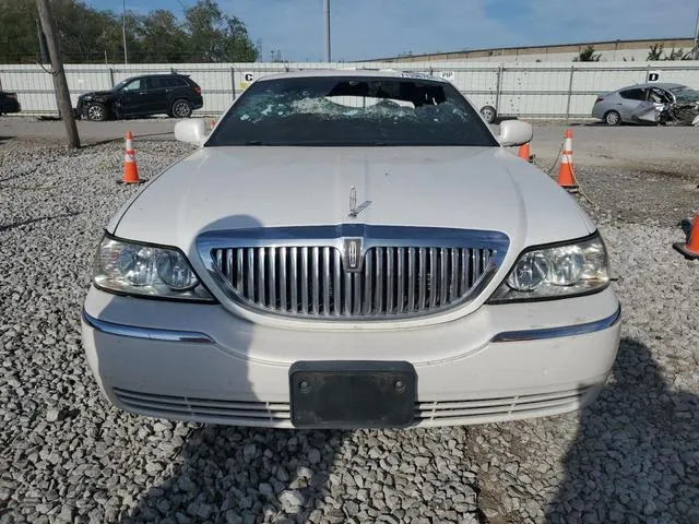 1LNHM82W93Y634285 2003 2003 Lincoln Town Car- Signature 5