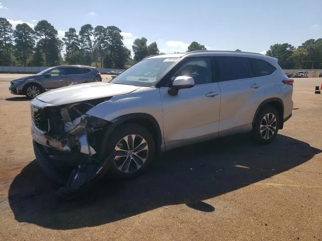 5TDHZRBH3NS225887 2022 2022 Toyota Highlander- Xle 1