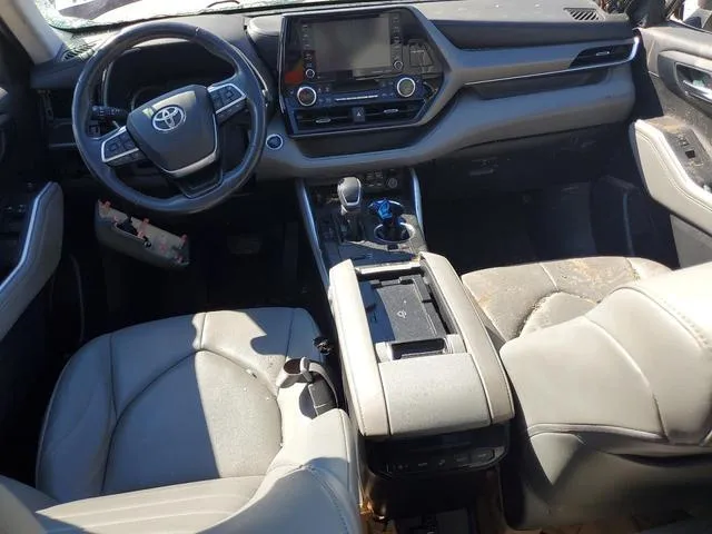 5TDGZRAH8MS045686 2021 2021 Toyota Highlander- Xle 8