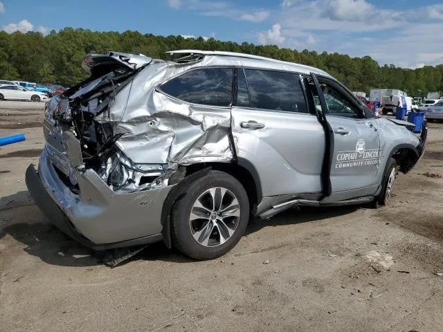 5TDGZRAH3NS126709 2022 2022 Toyota Highlander- Xle 3