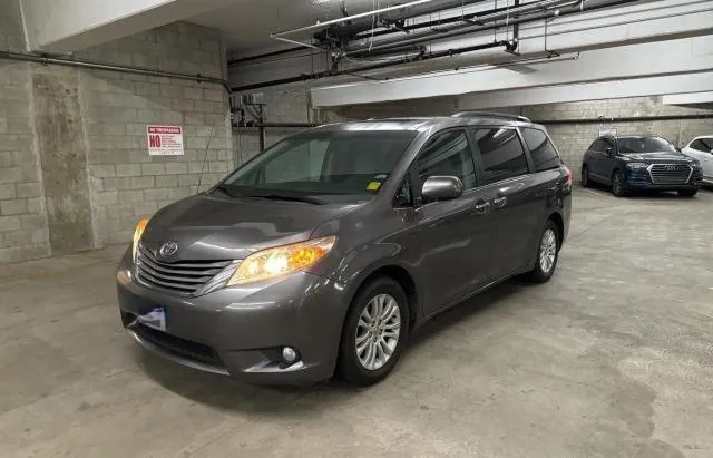 5TDYK3DC9DS295282 2013 2013 Toyota Sienna- Xle 2