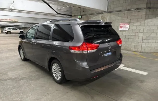 5TDYK3DC9DS295282 2013 2013 Toyota Sienna- Xle 3