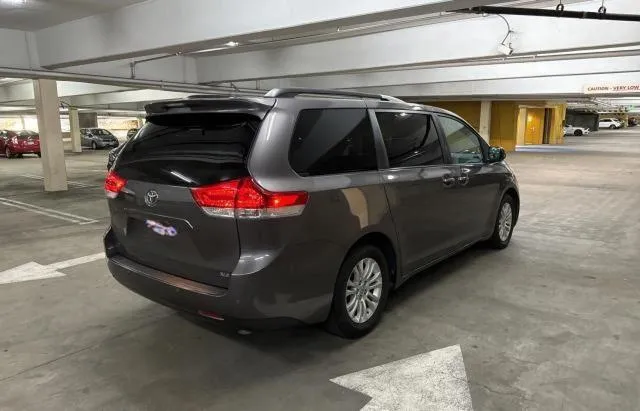 5TDYK3DC9DS295282 2013 2013 Toyota Sienna- Xle 4