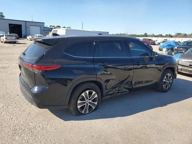 5TDHZRAH0NS555195 2022 2022 Toyota Highlander- Xle 3