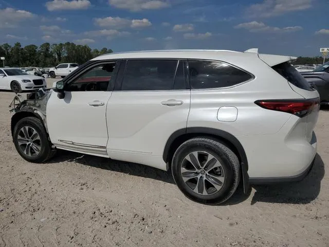 5TDGZRAH7MS520910 2021 2021 Toyota Highlander- Xle 2