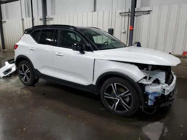 YV4162UM7N2668558 2022 2022 Volvo XC40- T5 R-Design 4