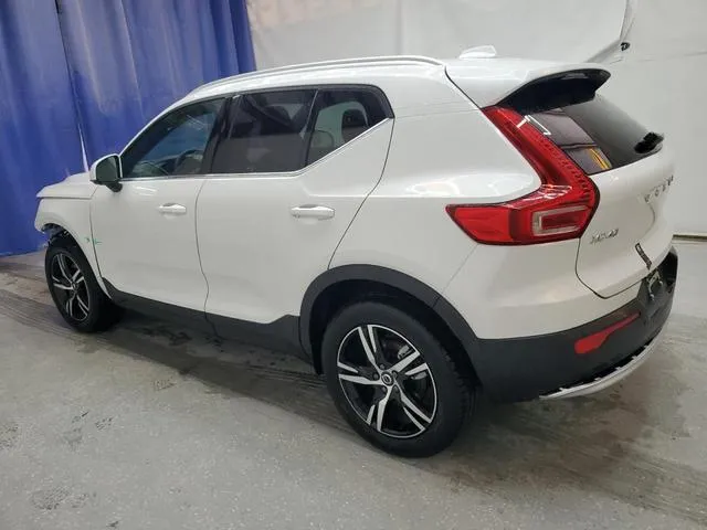 YV4L12UJ3S2473842 2025 2025 Volvo XC40- Core 2