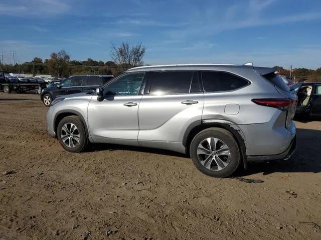 5TDHZRBH6NS581833 2022 2022 Toyota Highlander- Xle 2