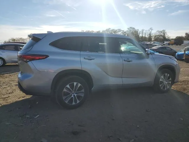 5TDHZRBH6NS581833 2022 2022 Toyota Highlander- Xle 3