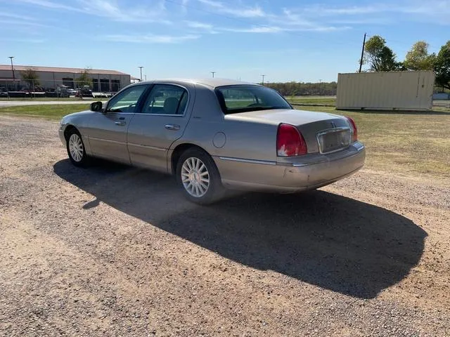 1LNHM81W63Y671926 2003 2003 Lincoln Town Car- Executive 3